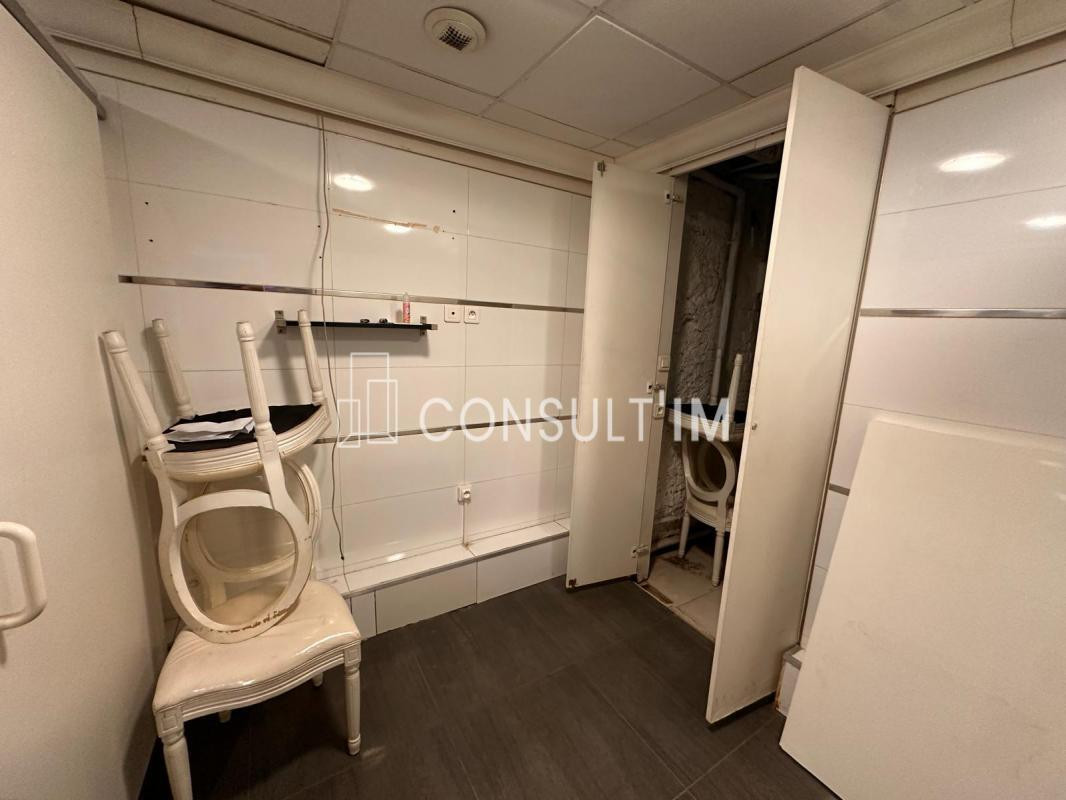 Rue de la Pompe, Consult'Im vous propose en location pure une boutique de 49 m²