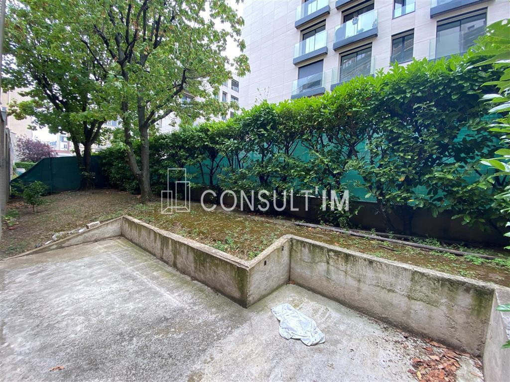 Bureaux refait à neuf sur passage arboré avec jardin privatif