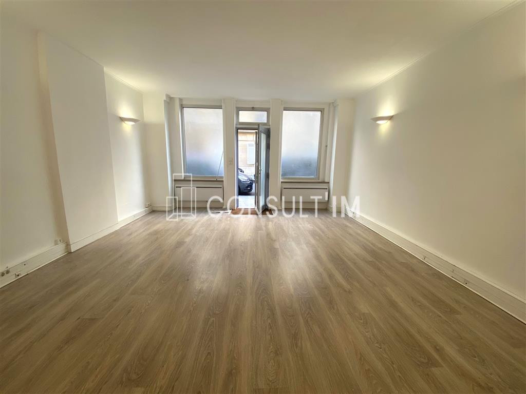 Agréable bureaux sur rue avec entrée indépendante