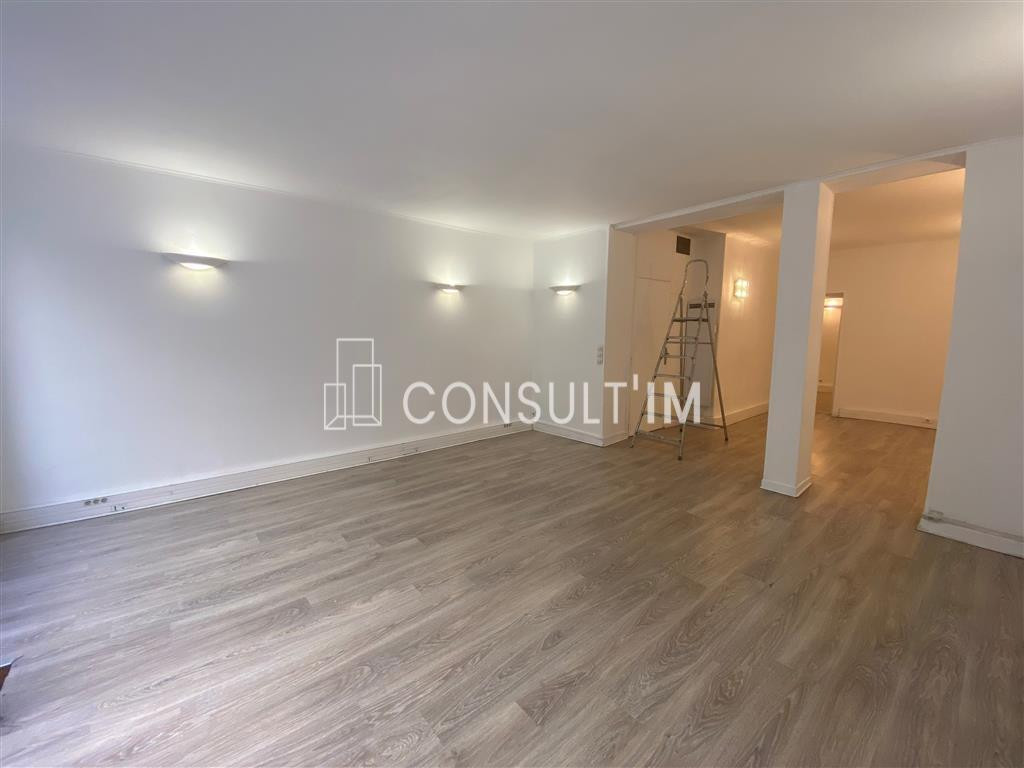 Agréable bureaux sur rue avec entrée indépendante