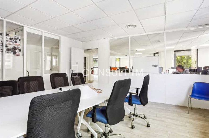Au pied du métro Billancourt, ligne 9 , Bureaux à vendre de 299m²