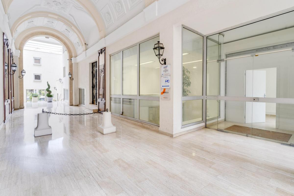 A vendre Local commercial idéalement situé , Paris 9 refait à neuf