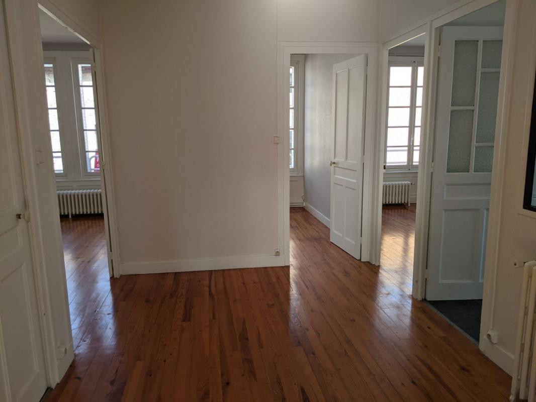 Immeuble de 3 appartements au centre de Condrieu
