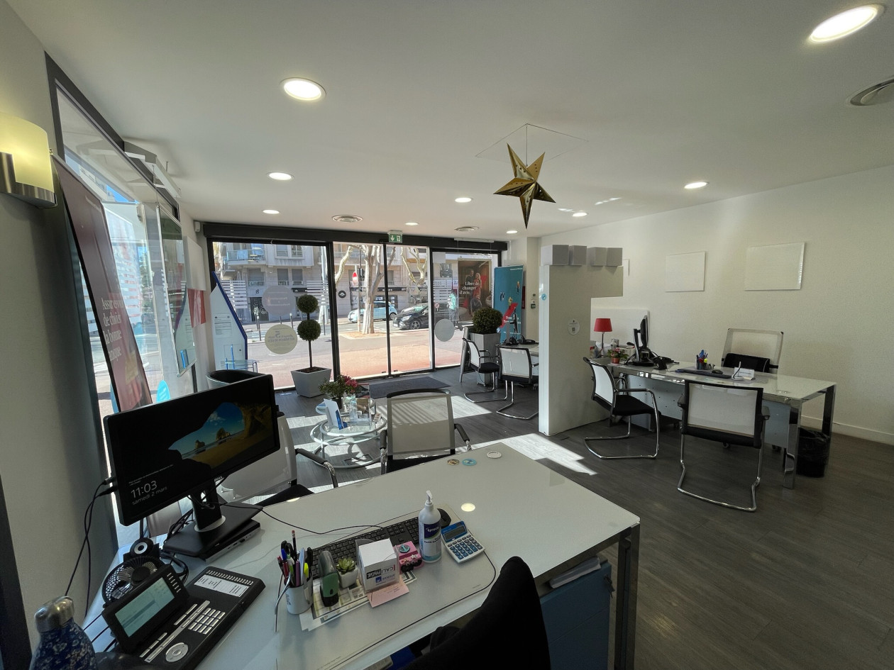 VENTE MURS COMMERCIAUX - LOCAL D'ANGLE A 100 M DE LA MER