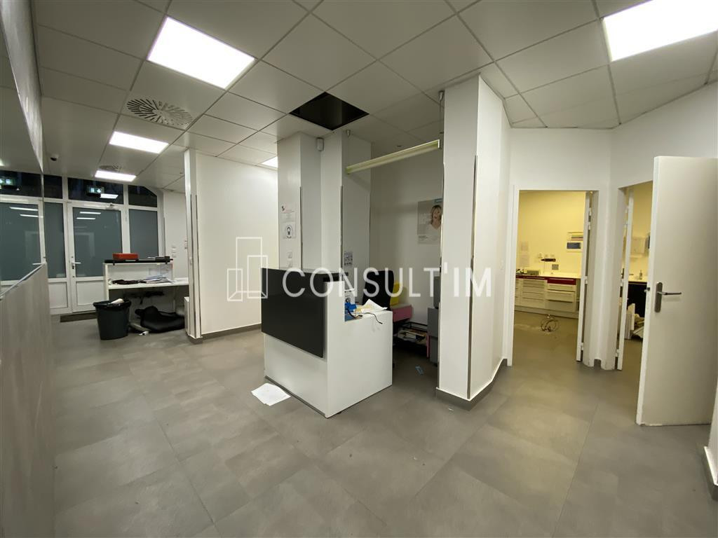 A louer, surface de bureaux climatisée en RDC sur cour