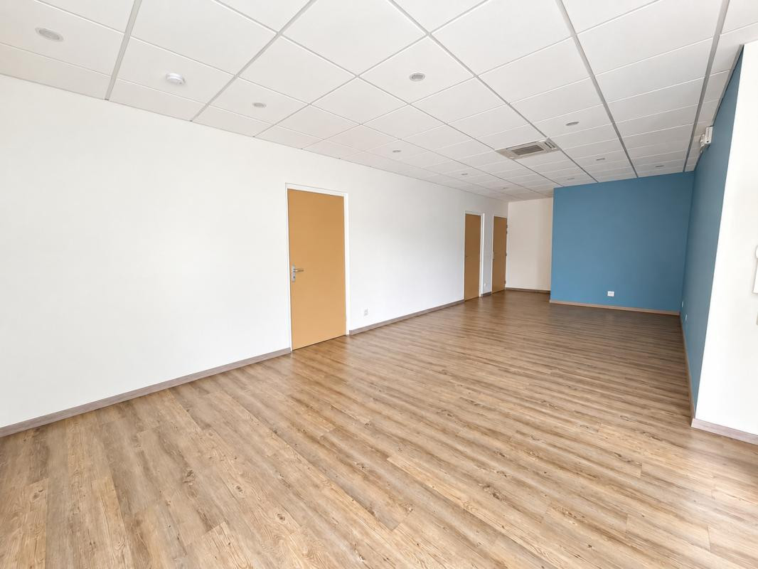A PAREMPUYRE - Local de 81 m² avec parkings