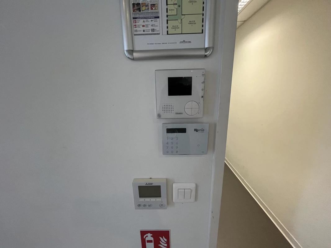 A LOUER, BUREAUX, SURFACE 167 m² ENVIRON, + 3 PARKINGS PRIVATIFS SECTEUR NICE OUEST