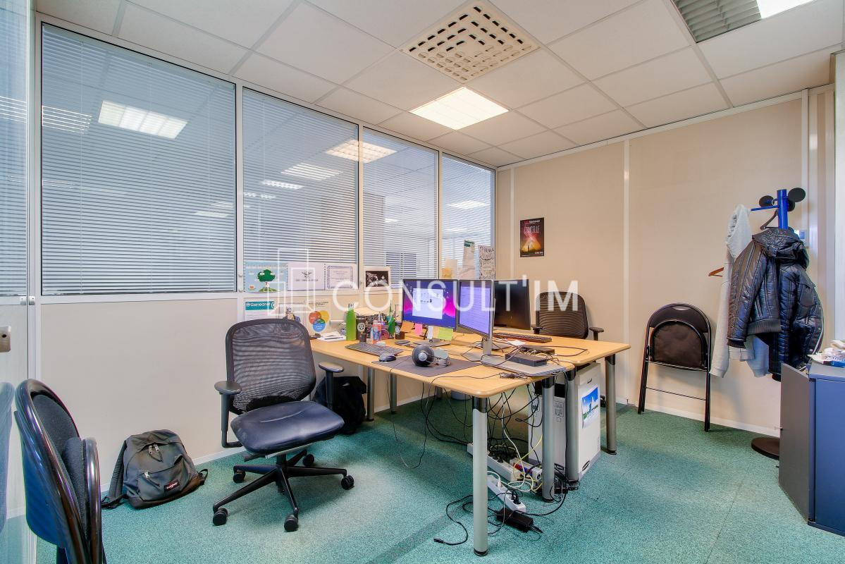 Grands bureaux traversants 411m² dans un immeuble industriel style Eiffel