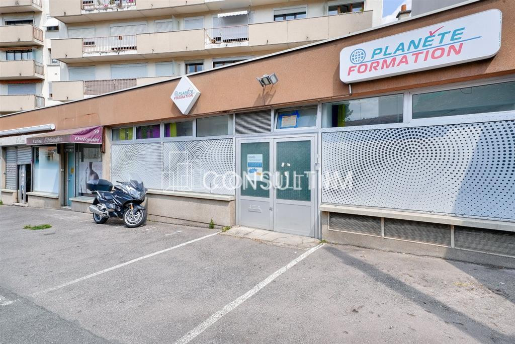 En exclusivité, à vendre, des locaux de 433 m² carrez + parkings