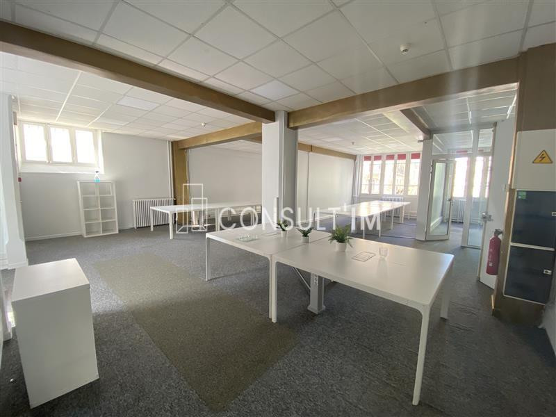 Bureaux avec beaux volumes