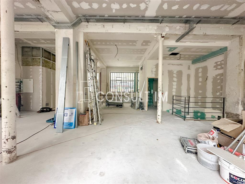 Bureaux rénovés avec très belle hauteur sous-plafond