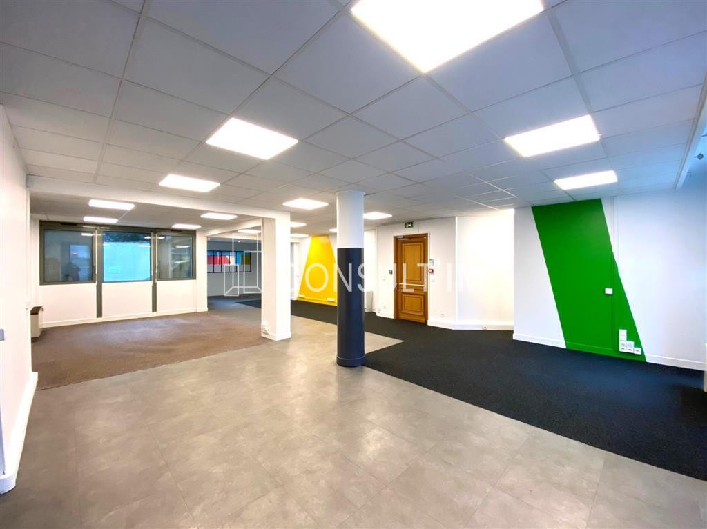 Au métro Exelmans, 277m² de bureaux en rez-de-chaussée donnant sur rue en location