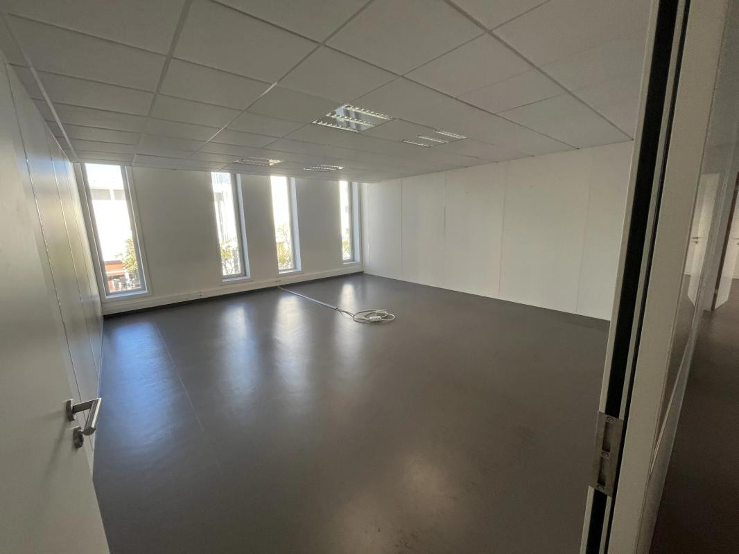 A LOUER, BUREAUX, SURFACE 167 m² ENVIRON, + 3 PARKINGS PRIVATIFS SECTEUR NICE OUEST