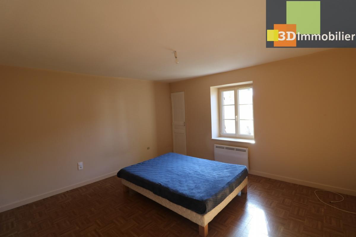 Vends petit immeuble en pierres, bon état avec 2 appartements de 56 et 58m² avec cave, petite cour au centre de Mont sous Vaudrey
