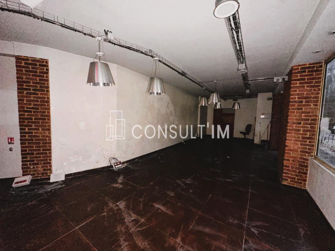 Avenue Gambetta, une boutique disponible de 55 m² SANS PAS DE PORTE