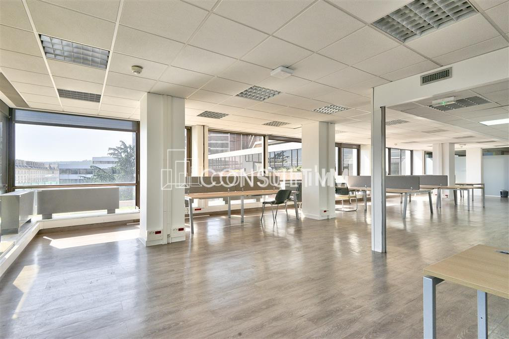 Au pied du Pont de St Cloud, beau plateau lumineux de 445 m² à louer