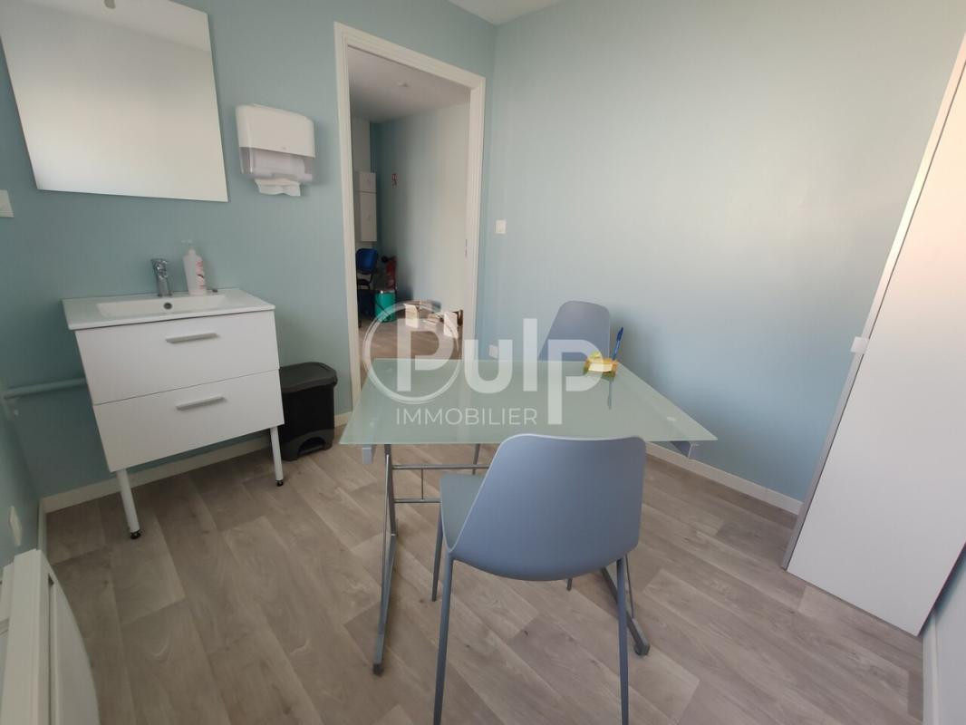 UNIQUE ET MAGNIFIQUE BUREAU POUR MEDICAL OU PARAMEDICAL refait à neuf avec de belles prestations