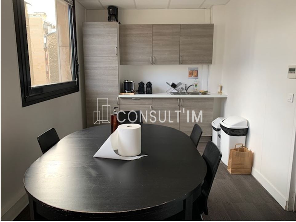 Dans un immeuble moderne, bureaux climatisés à louer