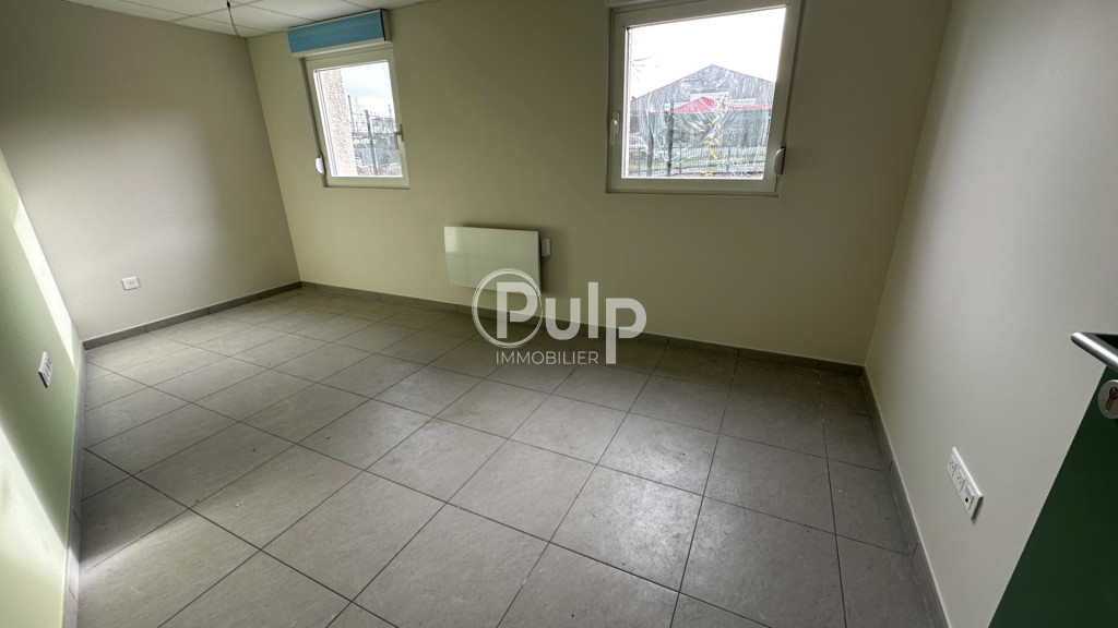 Ensemble de bureaux avec showroom, accueil et parkings