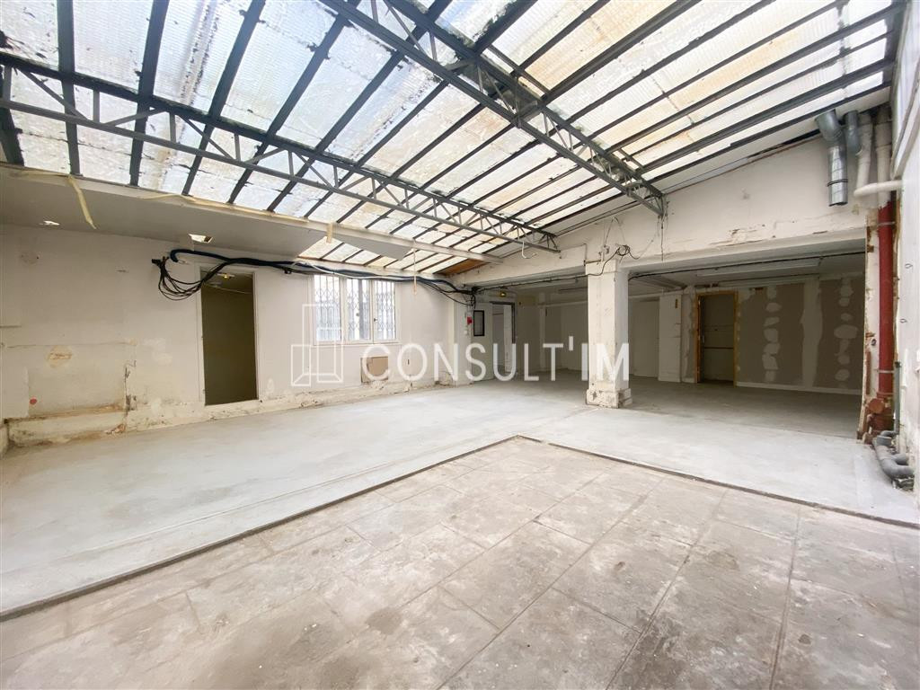 A proximité de la Place de la Bastille, à louer locaux en rez-de-chaussée avec verrière zénithale