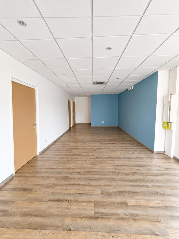 A PAREMPUYRE - Local de 81 m² avec parkings