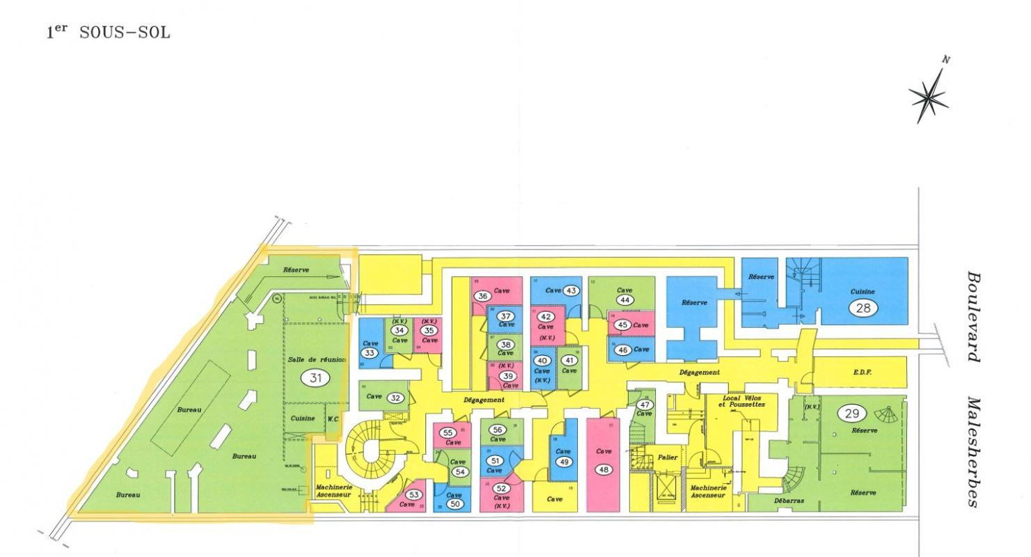 A toute proximité de la place de la Madeleine, un RDC sur cour atypique à louer de 252 m²