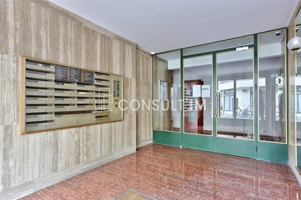 Bureaux type show-room avec vitrine à vendre à toute proximité de Convention VACANT