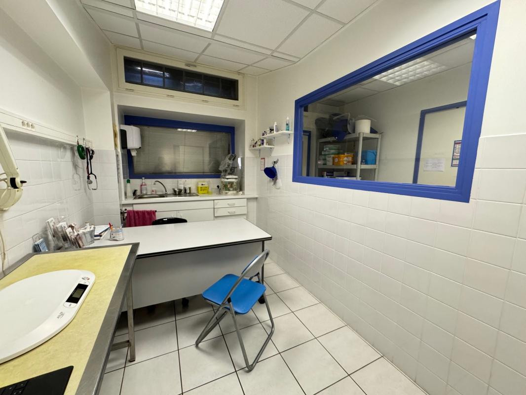 Local d'activité 80m2 avec réserve à vendre centre bourg  de Saint-Héand