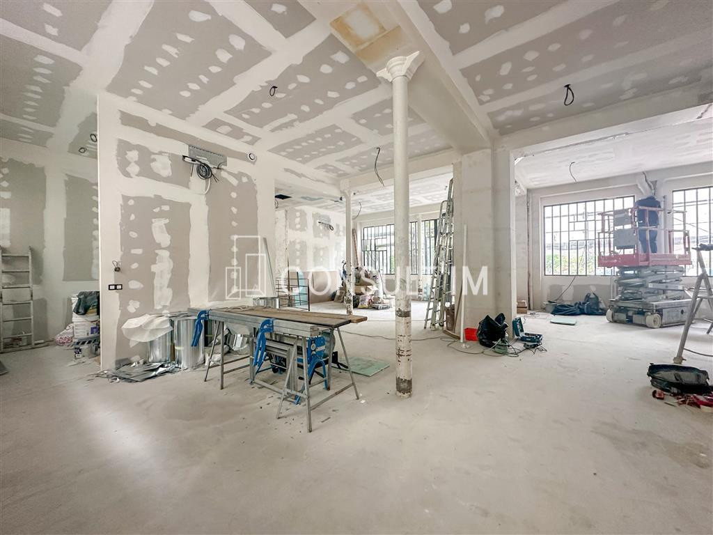 Bureaux rénovés avec très belle hauteur sous-plafond