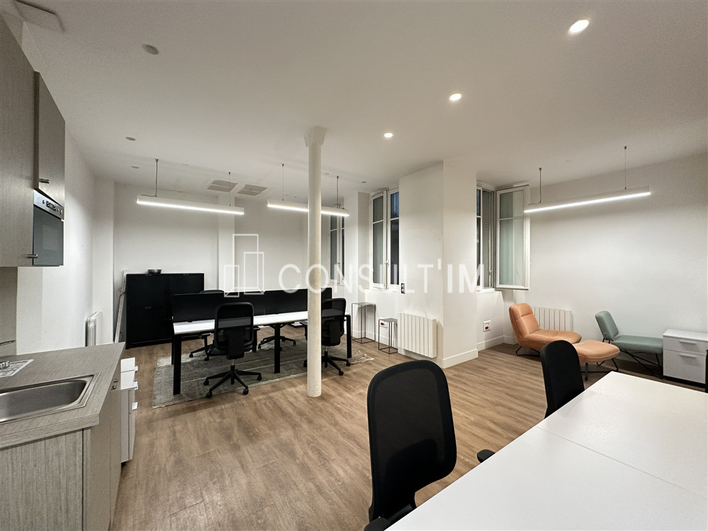 Bureaux équipés avec services calmes sur cour