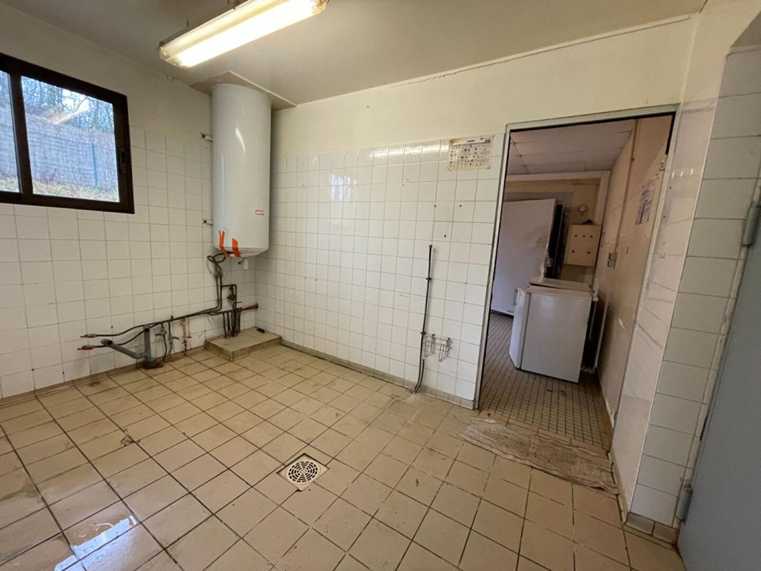 Bâtiment commercial sur 5642 m² de terrain