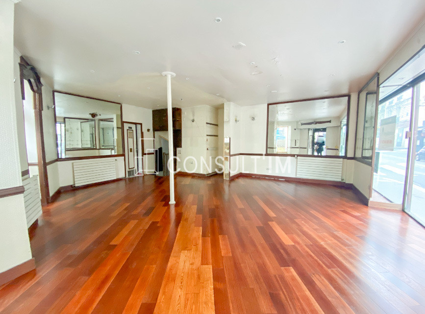 Boutique d'angle de 65 m²