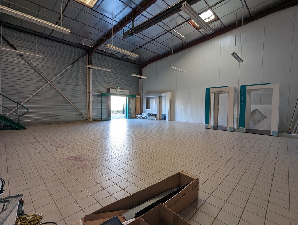 LOCAL CENORD 300 m² avec QUAIS PL + BUREAUX + PARKING 10 PL