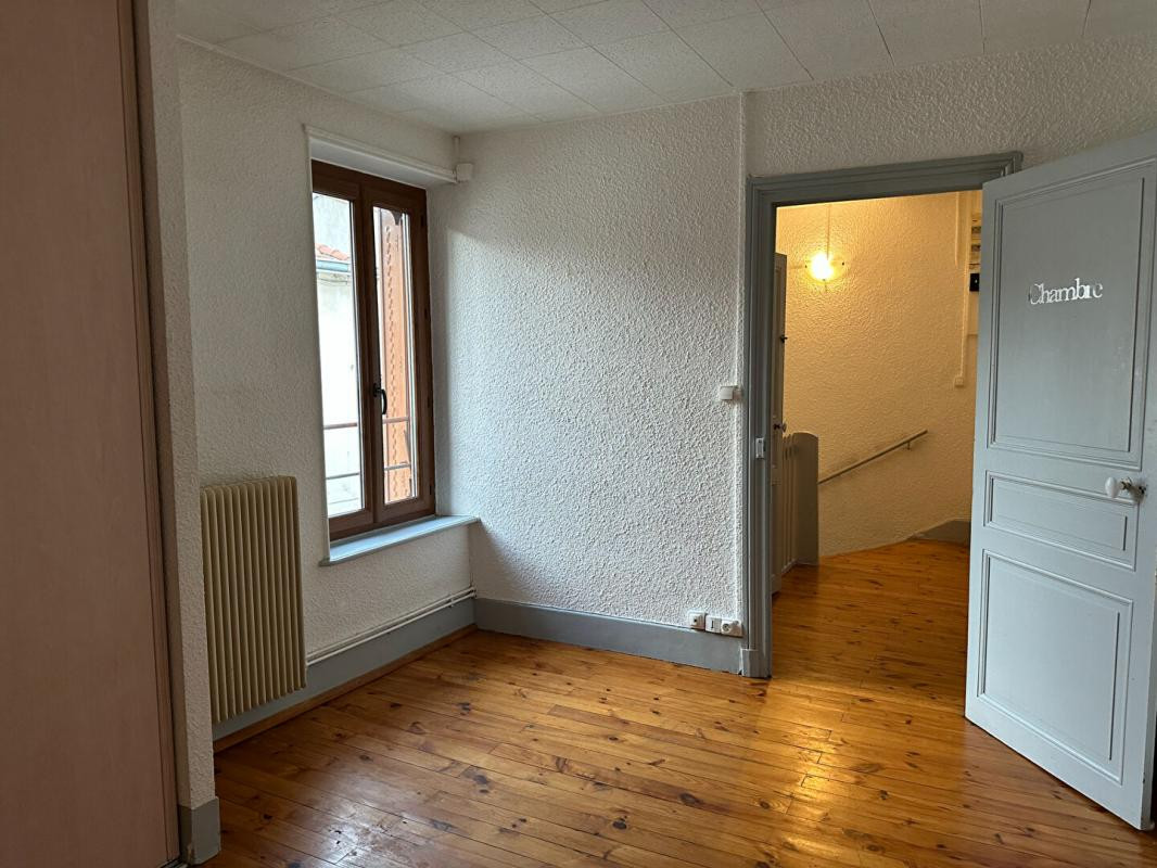 Chamalieres centre Immeuble de 2 lots T2 et T3 duplex 121 m2, cave et sous cave 292000 FAI