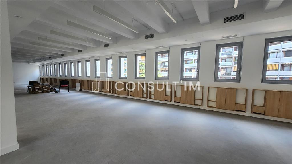 Plateau de bureaux en étage élevé livré rénové. Bureaux fonctionnels et lumineux
