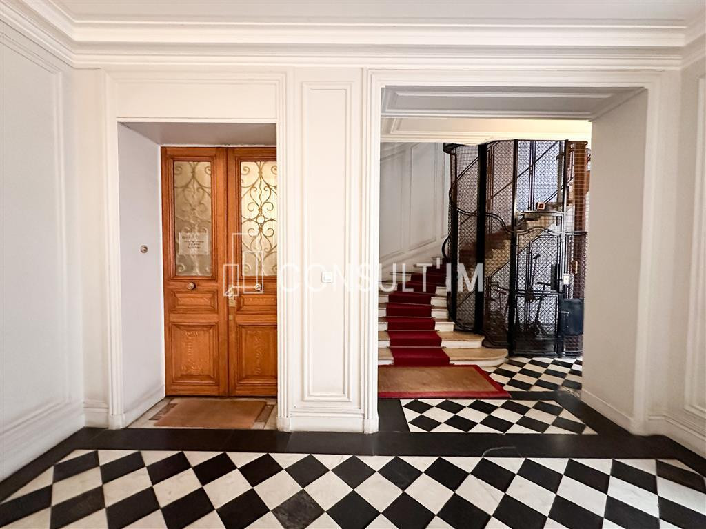 A louer bureaux en excellent état avec parquet, moulures et cheminées