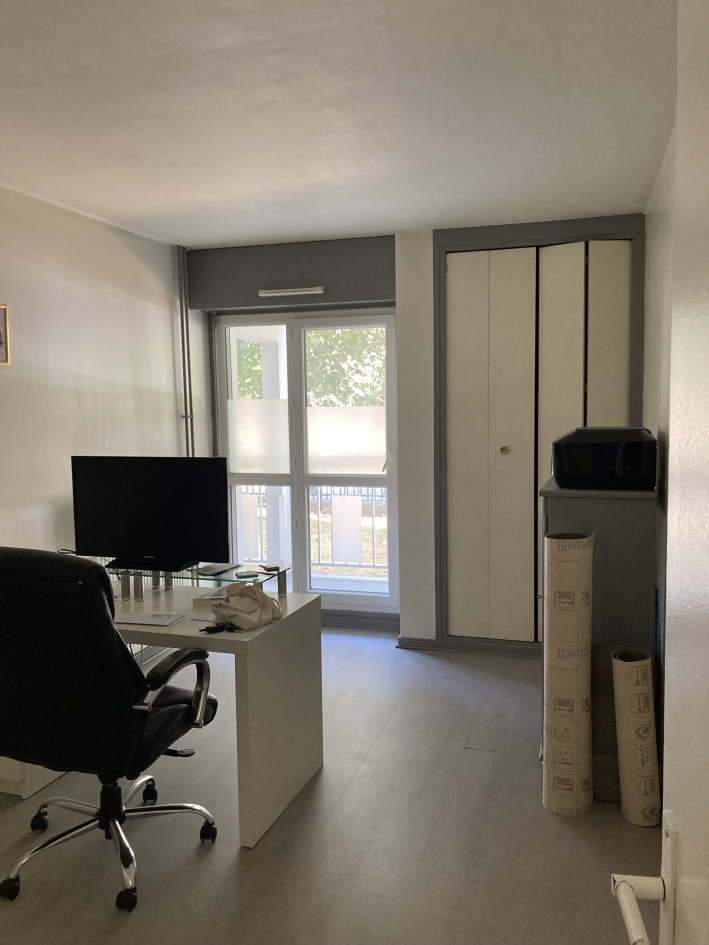 A louer un pièce dans cabinet de groupe