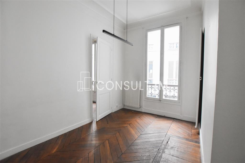 A louer belle surface de bureaux avec parquet, moulures et cheminées