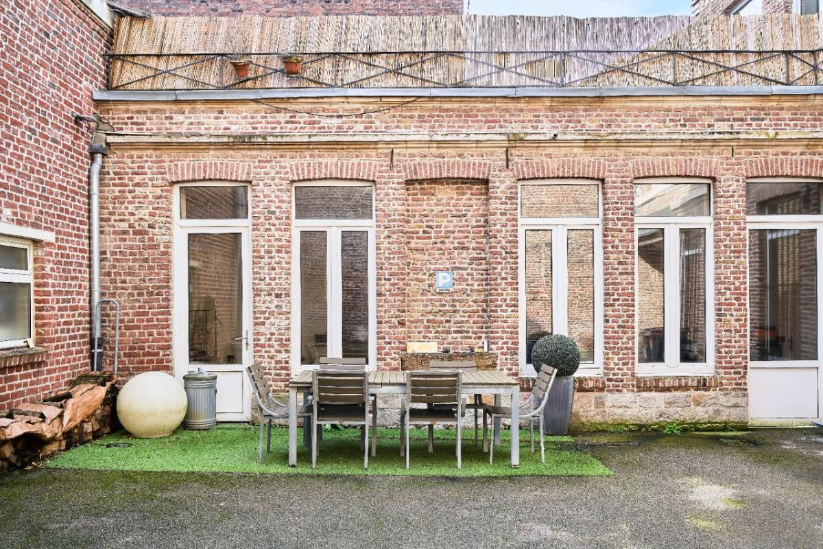 Vieux Lille immeuble de bureaux avec appartement et parkings