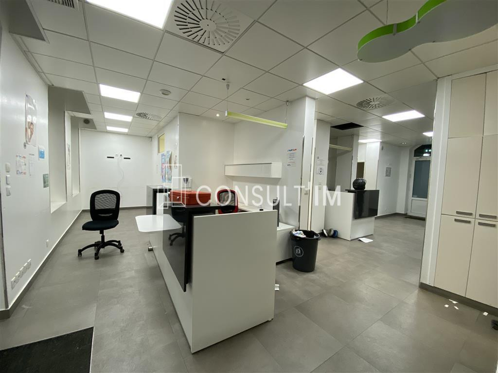 A louer, surface de bureaux climatisée en RDC sur cour