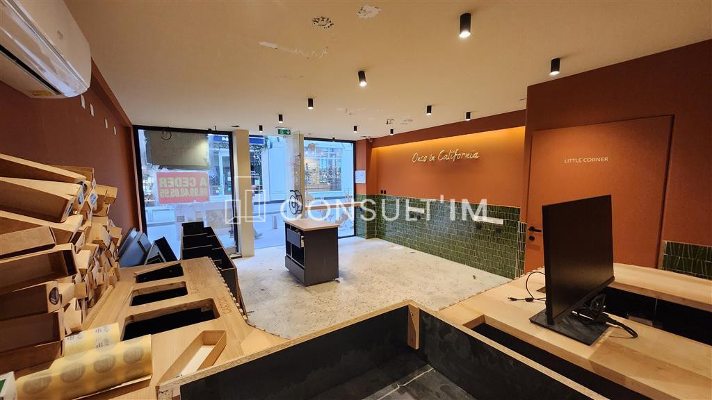 Place du marché Saint-Honoré, une boutique à louer de 48 m² en RDC et 13 m² en sous-sol