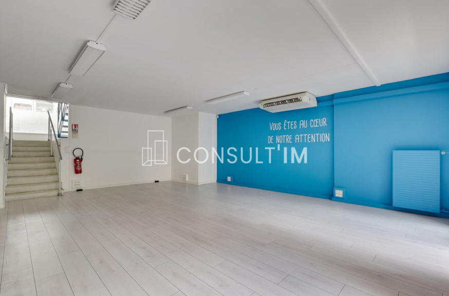 Bureaux avec vitrine, balcon et belle hauteur sous plafond