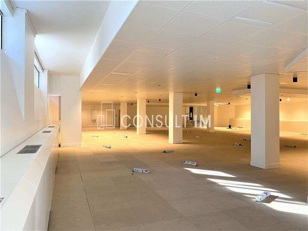 Métro Louise Michel, dans un immeuble Art Déco à louer une surface de bureaux de 587 m²