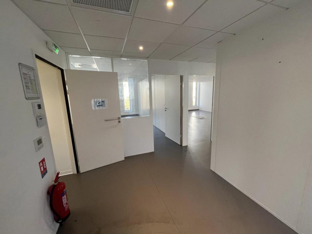 A LOUER, BUREAUX, SURFACE 167 m² ENVIRON, + 3 PARKINGS PRIVATIFS SECTEUR NICE OUEST