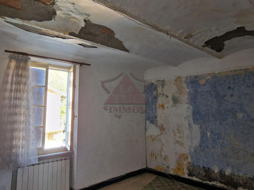Maison de village à rénover avec terrain attenant