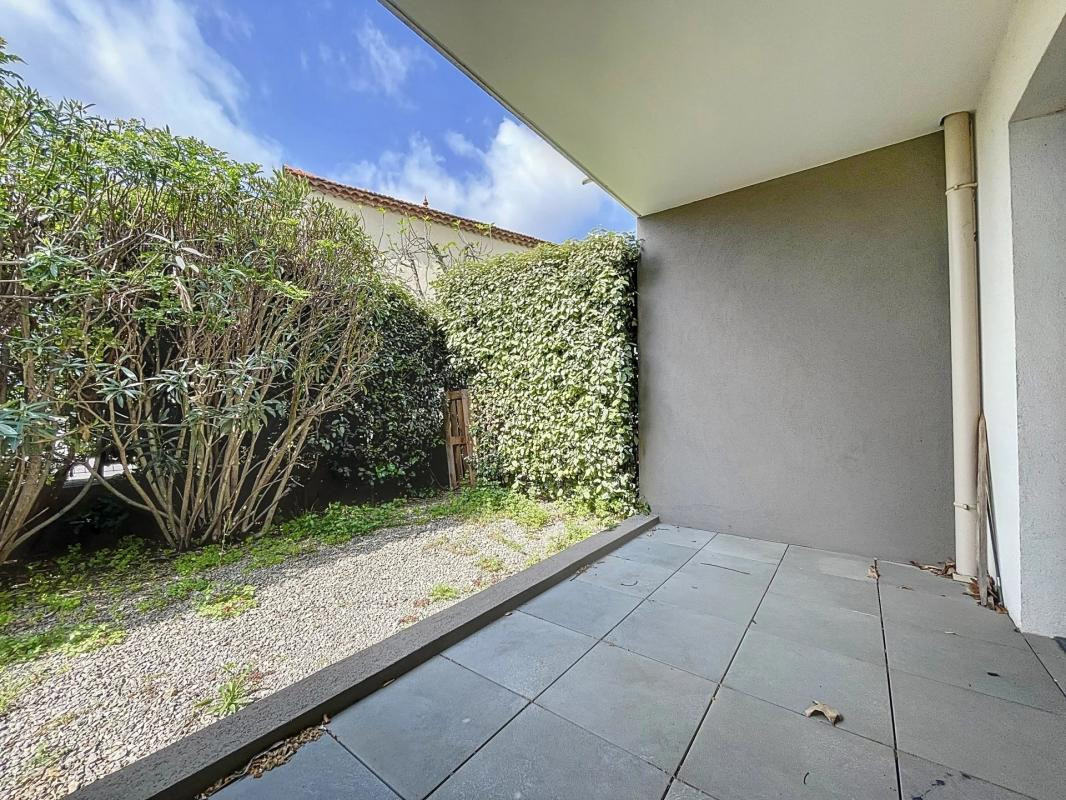 Magnifique local professionnel avec jardin, terrasse et parking