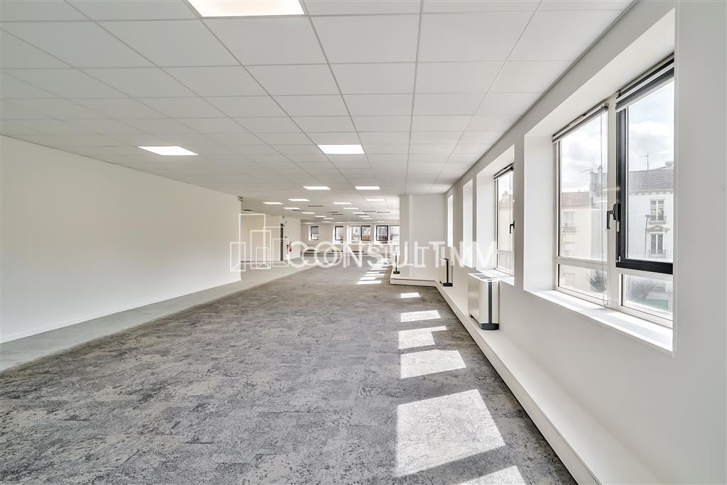 A louer bureaux rénovés dans immeuble de grand standing , proche du métro Mairie d'Issy, ligne 12