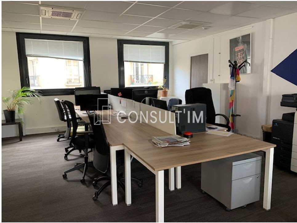 Dans un immeuble moderne, bureaux climatisés à louer