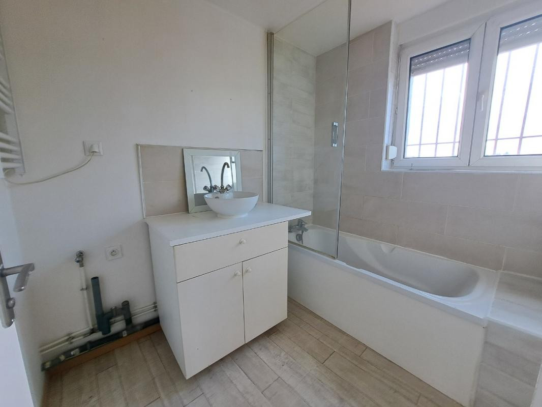 Ensemble Immeuble avec local commercial et deux appartements