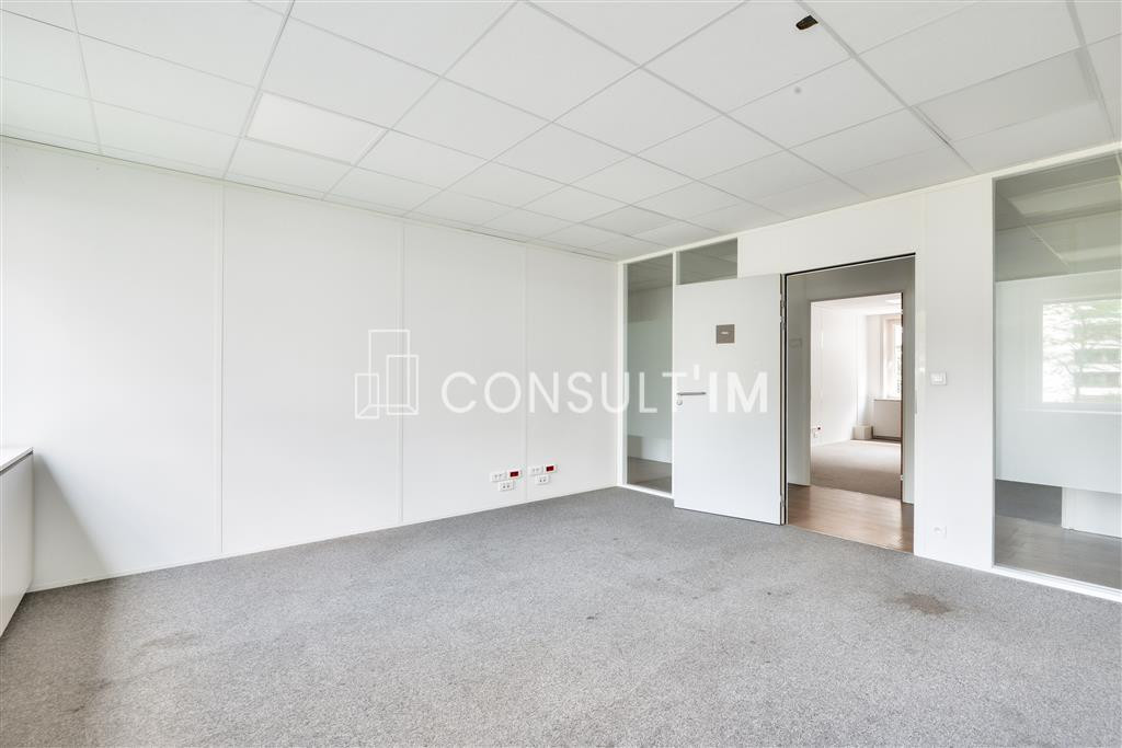 A proximité du Pont de Suresnes, à vendre des bureaux de 483 m² au 2ème étage